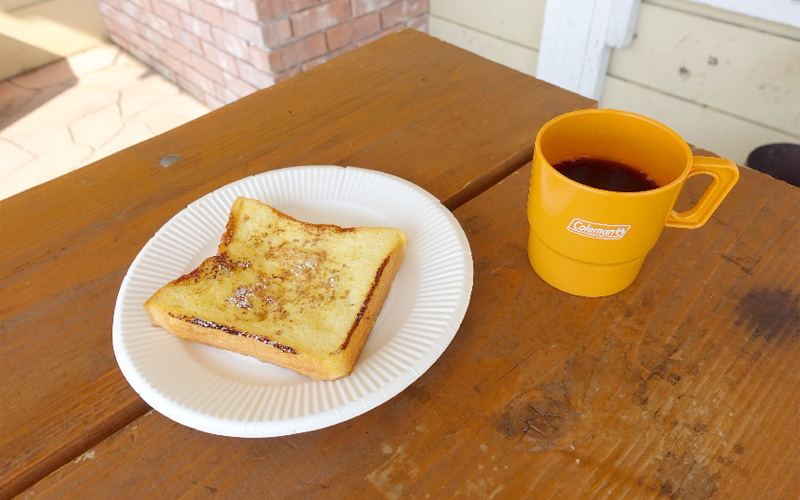朝食のコーヒーとフレンチトースト